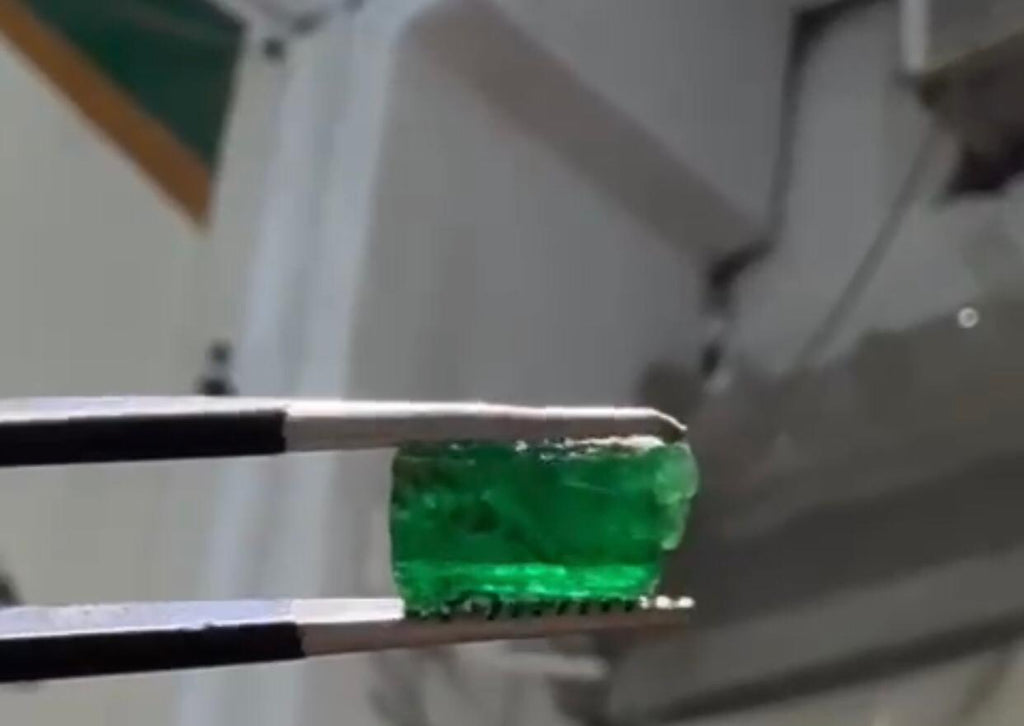 check out the beauty of this vivid green emerald crystal for faceting