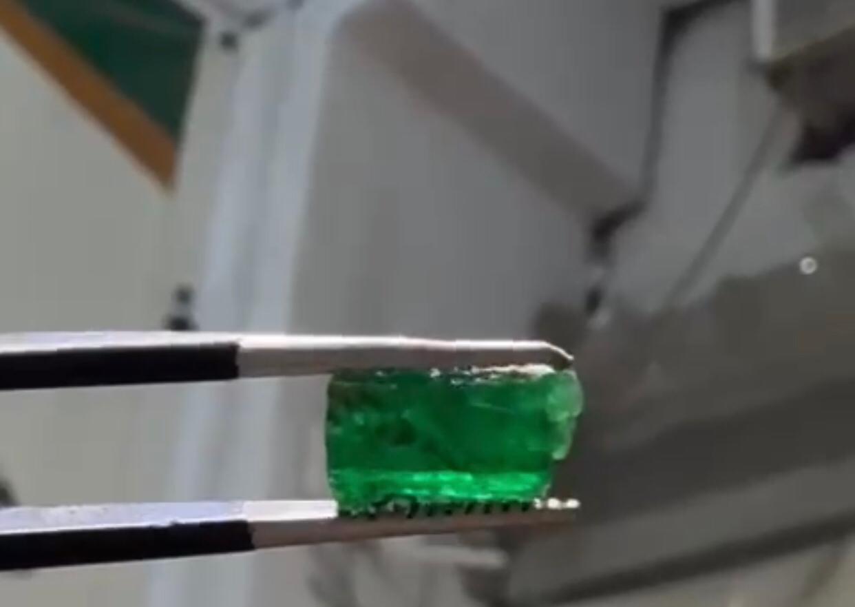 check out the beauty of this vivid green emerald crystal for faceting
