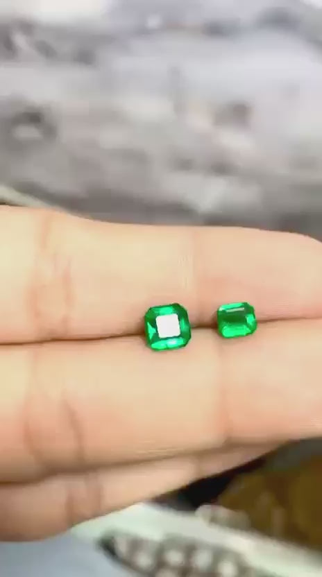un treated loose emerald stones
